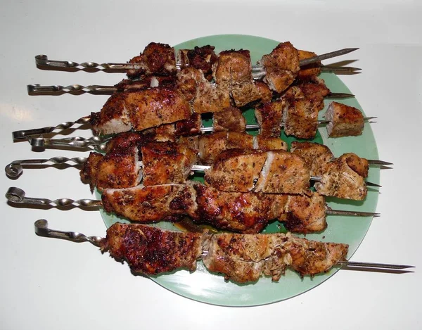 Shish Kebab Sombrero Plato Verde Sobre Fondo Blanco — Foto de Stock