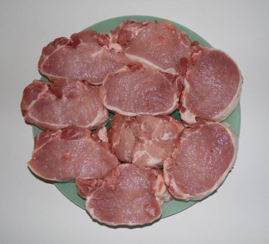 Mangal için et, domuz pirzolası, açık havada kömür üzerinde şiş.