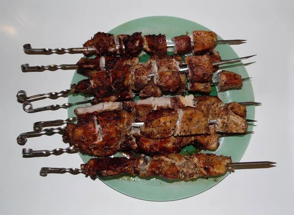 Jugosas Brochetas Tiernas Chuleta Cerdo Sobre Plato Verde Sobre Fondo — Foto de Stock