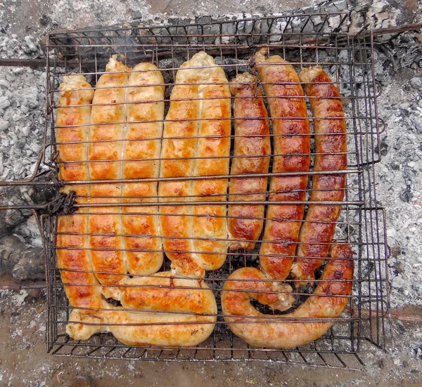 Sabrosos Embutidos Brasa Sobre Carbón Vegetal Naturaleza — Foto de Stock