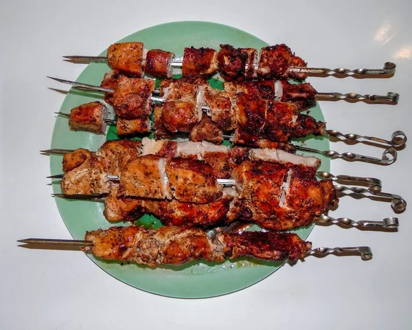 Jugosas Brochetas Cerdo Plato Verde Sobre Fondo Blanco — Foto de Stock