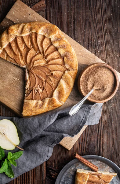 Galette de poires juteuses au fromage à la crème, saupoudrée de sucre à la cannelle — Photo