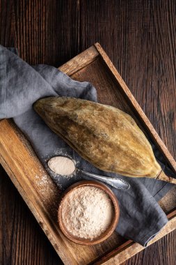 Tahta bir kasede organik baobab tozu, vitamin ve mineral açısından zengin sağlıklı spor besin.