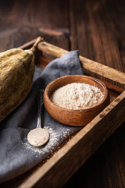 Organický baobab prášek v dřevěné misce, zdravá sportovní výživa bohatá na vitamíny a minerály — Stock fotografie