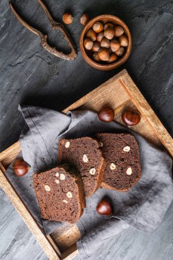 Kakaolu ve fındıklı tatlı kestane ekmeği dilimleri