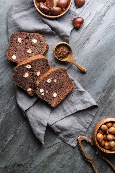 Plátky sladkého kaštanového chleba s kakaem a lískovými ořechy — Stock fotografie