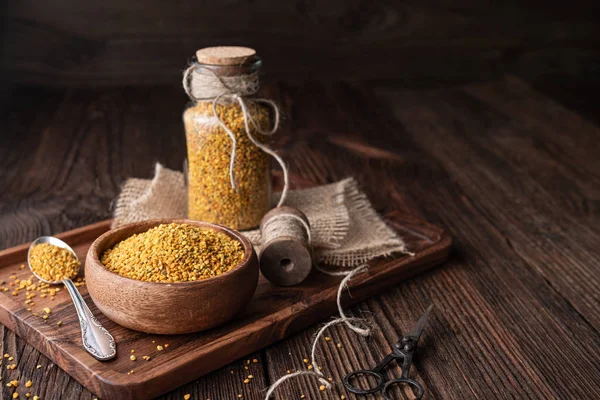 Gesunde Nahrungsergänzungsmittel, Superfood Bienenpollen in Glasflasche und Schale mit Kopierraum — Stockfoto