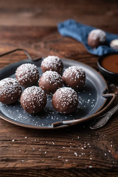 Não assar doces deliciosos, bolas de coco doce mergulhado em chocolate — Fotografia de Stock