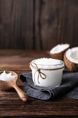 Süper yiyecekler cam bir kavanoza sıkıştırılmış organik hindistan cevizi yağı. Fotokopi aletiyle süslenmiş.