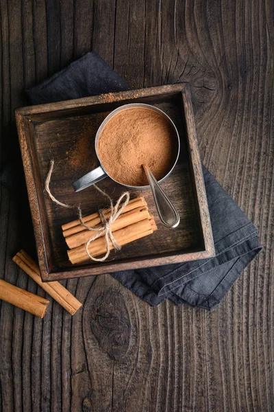 Hälsosam kost krydda med medicinska egenskaper, äkta Ceylon kanelstänger och pulver i en burk — Stockfoto