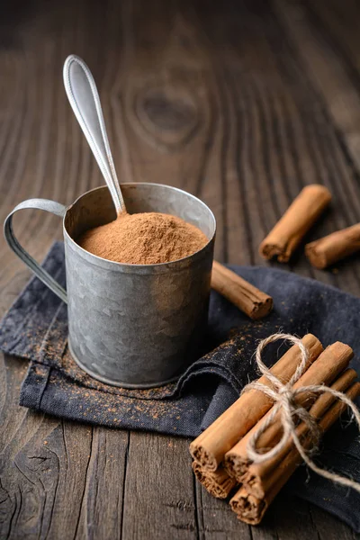 Hälsosam kost krydda med medicinska egenskaper, äkta Ceylon kanelstänger och pulver i en burk — Stockfoto