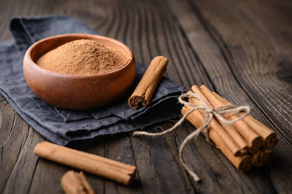 Hälsosam kost krydda med medicinska egenskaper, äkta Ceylon kanel pinnar och pulver i en skål — Stockfoto