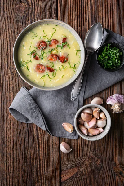 Суп Caldo Verde из савойской капусты, картофеля пюре, лука, чеснока и жареной колбасы в керамической миске — стоковое фото