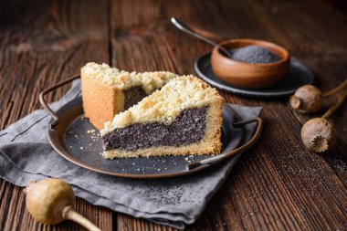 Mohnkuchen, kırsal ahşap arka planda çıtır çıtır çıtır Alman haşhaşlı keki.