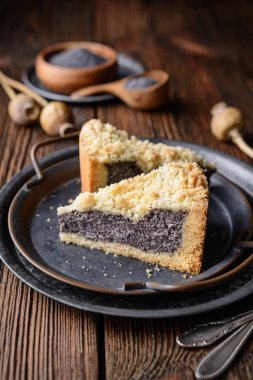 Mohnkuchen, kırsal ahşap arka planda çıtır çıtır çıtır Alman haşhaşlı keki.