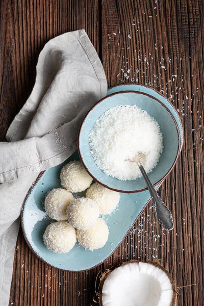 Köstliche Bonbons Ohne Backen Weiße Schokoladentrüffel Mit Kokosraspeln Auf Rustikalem — Stockfoto