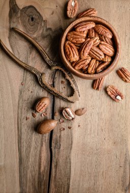 Vitamin ve mineral zengini sağlıklı atıştırmalıklar ahşap arka planda bir kasede taze kabuklu cevizler ve fotokopi alanı.