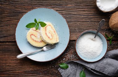 Lezzetli tatlı, vanilya ve romlu tereyağı ile doldurulmuş hindistan cevizi lapası dilimleri.