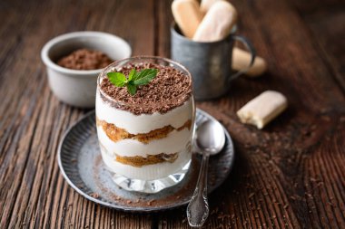 Klasik İtalyan kahvesi. Tatlı yok. Kavanozda lezzetli bir Tiramisu. Kakao tozu serpiştirilmiş.