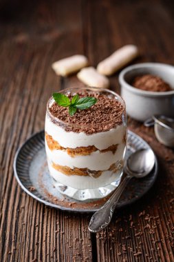 Klasik İtalyan kahvesi. Tatlı yok. Kavanozda lezzetli bir Tiramisu. Kakao tozu serpiştirilmiş.