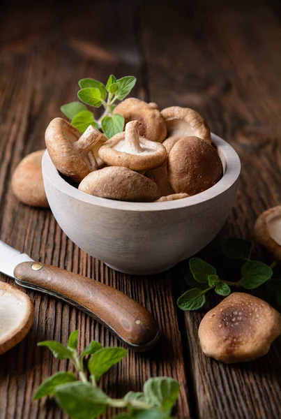 Hromada Imunity Posílení Čerstvé Houby Shiitake Misce Venkovském Dřevěném Pozadí — Stock fotografie