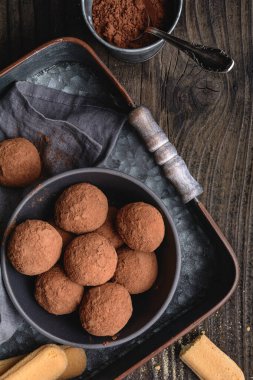 Kakao tozu kaplı tiramisu trüf mantarları, kolay ve çabuk Mascarpone peyniri, kahve ve kırsal ahşap arka planda bayan parmak bisküvilerinden yapılmış tatlı yok.