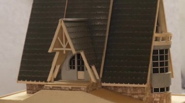 Kulübe modelinin arka planında bir ev anahtarı vermek