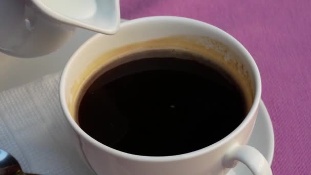 Melk of room in koffie gegoten — Stockvideo