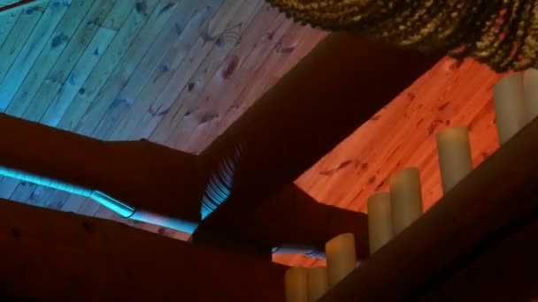 Kleurrijke knipperende lichten op discotheek celling — Stockvideo