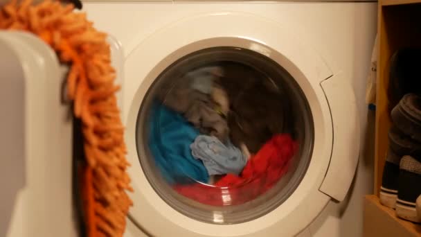 Çamaşır makinesi ve evde çamaşır makinesi. — Stok video
