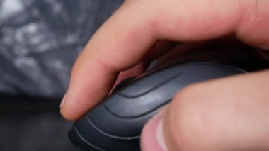 İnsan oyun ya da iş için bilgisayar faresi kullanır
