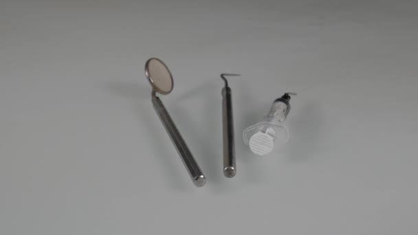 Primer plano de la mano del dentista en guante protector tomando herramientas dentales — Vídeos de Stock