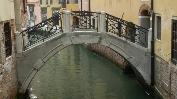 イタリア、ヴェネツィアの水上運河にかかる歩道橋の中間ショット — ストック動画