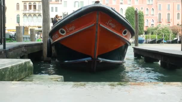 Přední pohled na zakotvený motorový člun na Grand Canal v Benátkách — Stock video