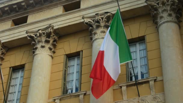 Bandera italiana ondeando sobre el edificio con columnas — Vídeo de stock