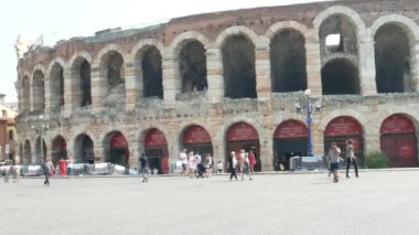 Arena di Verona yakınlarında yürüyen insanlar