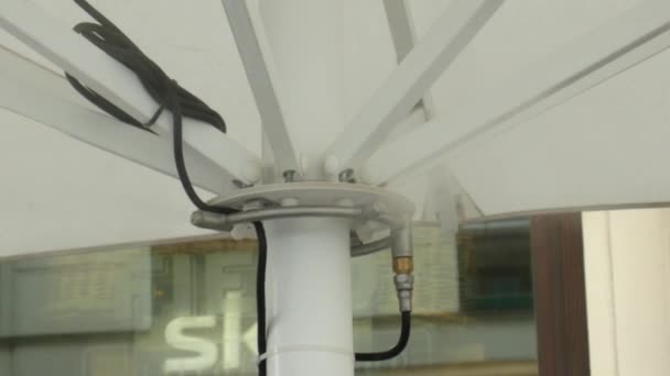 Resort al aire libre y sistema de enfriamiento de niebla de agua restaurante — Vídeos de Stock