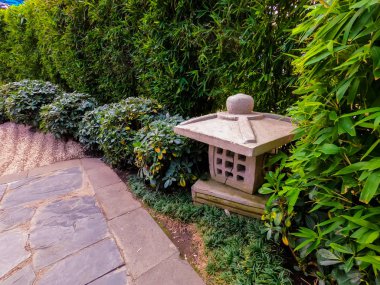 Botanik Bahçesi kozmovitalinde lekeli cam pencere. Toluca, Mxico, 02 / 08 / 2020 Jardn Botnico Cosmovitral