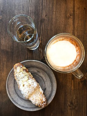 Tahta masada kruvasanla kakao..