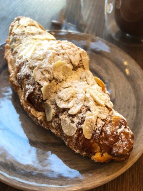 Fevkalade taze kruvasan. Mesaj için yer. Üst görünüm.