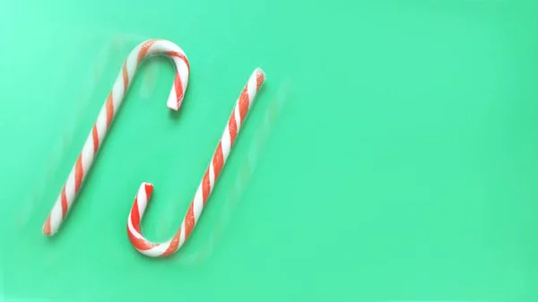 Canne à bonbons de Noël sur fond vert . — Photo