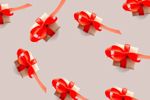 Muster mit Geschenkschachteln auf weißem Hintergrund. — Stockfoto