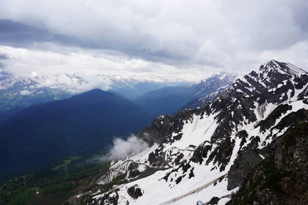 Panorama de alta montanha, céu azul, nuvens e nevoeiro . — Fotografia de Stock