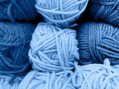 Güzel mavi renkli farklı iplik topları.