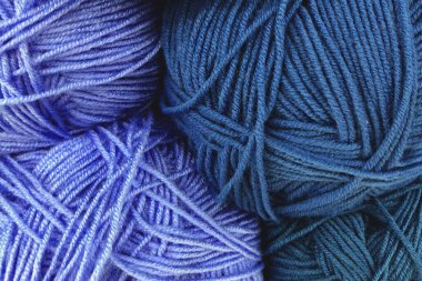 Güzel mavi renkli farklı iplik topları.