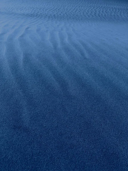 Wüste Sand Düne blau Nahaufnahme Hintergrund. — Stockfoto