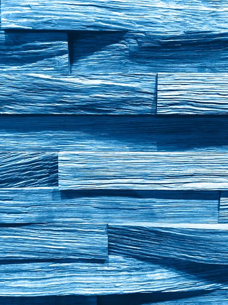 Mavi dikdörtgenli ahşap bir duvar tasarlandı..