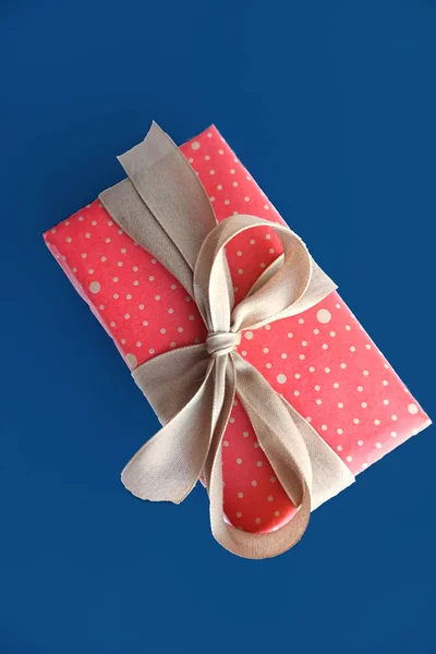 Roter Geschenkkarton mit goldener Schleife auf weißem Hintergrund. — Stockfoto
