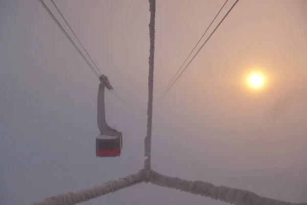 Güzel yamaçlarda kablo araba kabini..