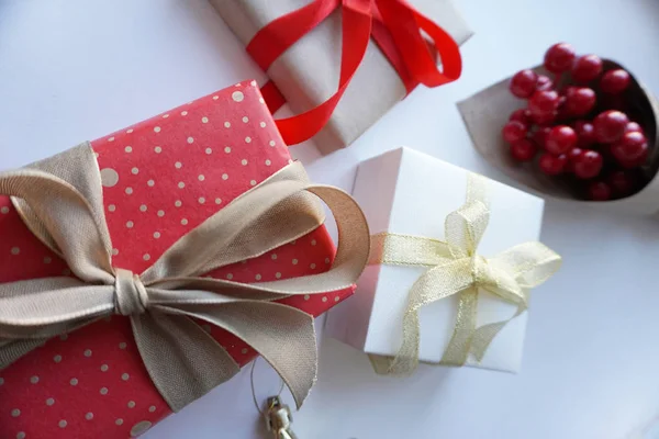 Geschenk-Boxen mit Schleife auf weißem Hintergrund. — Stockfoto